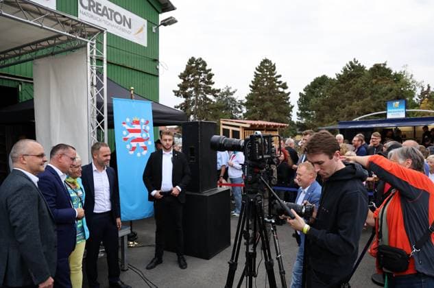 Auf eine Bratwurst mit Haseloff und Chrupalla 01.10.2026, Doellstaedt, Veranstaltung der AfD bei Kiesling Bedachungen, Auf eine Bratwurst mit Landtagsabgeordneten Daniel Haseloff (AfD) und AfD Bundessprecher Tino Chrupalla im Bild: Marcus Buehl (MdB, AfD Bruder von Andreas Buehl (CDU)), Tino Chrupalla (Bundessprecher AfD) und Daniel Haseloff (AfD) stehen fuer ein Foto mit Anhaengern der AfD zur Verfuegung, viele Leute stellen sich an, um ein Foto mit den AfD-Politikern haben