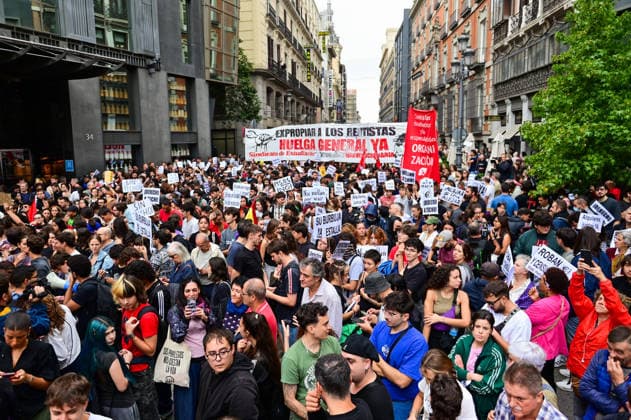 October 2, 2026, Madrid, Madrid, SPAIN: Tenants and housing activists gather outside the Congress of Deputies in Madrid during a demonstration called by the Sindicato de Inquilinas e Inquilinos de Madrid. The protest takes place on the Spanish Parliament votes on two Royal Decree-Laws on housing: one concerning measures to protect the social function of housing and increase affordable housing supply, and another aimed at strengthening the stability of habitual rental contracts. The demonstration was organized to pressure lawmakers during the vote. Junts had announced its opposition to the measures, while PP and Vox were also expected to vote against them. Madrid SPAIN  - ZUMAz108 20261002_znp_z108_024 Copyright: xRichardxZubelzux