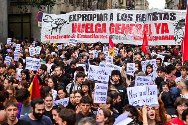 October 2, 2026, Madrid, Madrid, SPAIN: Tenants and housing activists gather outside the Congress of Deputies in Madrid during a demonstration called by the Sindicato de Inquilinas e Inquilinos de Madrid. The protest takes place on the Spanish Parliament votes on two Royal Decree-Laws on housing: one concerning measures to protect the social function of housing and increase affordable housing supply, and another aimed at strengthening the stability of habitual rental contracts. The demonstration was organized to pressure lawmakers during the vote. Junts had announced its opposition to the measures, while PP and Vox were also expected to vote against them. Madrid SPAIN  - ZUMAz108 20261002_znp_z108_025 Copyright: xRichardxZubelzux