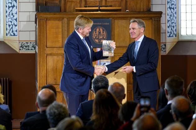 Leiden, The Netherlands, 2026-10-02 11:59:31 LEIDEN, 02-10-2026, Leiden University. King Willem Alexander receives the results of the independent research into the role of the House of Orange-Nassau in the colonial history of the Netherlands in the Academy Building of Leiden University. Principal investigator Prof. Dr. Gert Oostindie presents the King with the five books on which approximately sixty researchers have worked over the past few years, including the comprehensive popular book *Oranje en de KoloniÃ«n, 1600-2025. De kolonie geschiedenis van het Huis Oranje-Nassau*. PHOTO: NLBeeld Patrick van Emst Credit: NL Beeld Patrick van Emst  Copyright: xx x