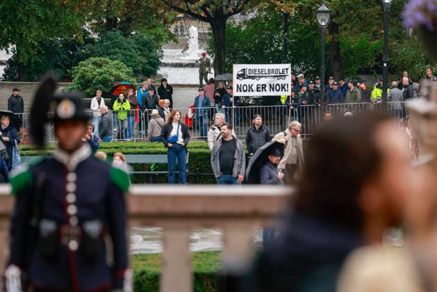 Hoytidelig apning av Stortinget Oslo 20261002. Aksjonsgruppen Dieselbrolet demonstrerer pa Eidsvolls plass for den hoytidelige apningen av det 171. storting. Foto: Jonas Been Henriksen NTB Oslo Norge mySJBMzEAeA EDITORIAL USE ONLY Ref:_POLmySJBMzEAeA.jpg Copyright: xJonasxBeenxHenriksenx xNTBx