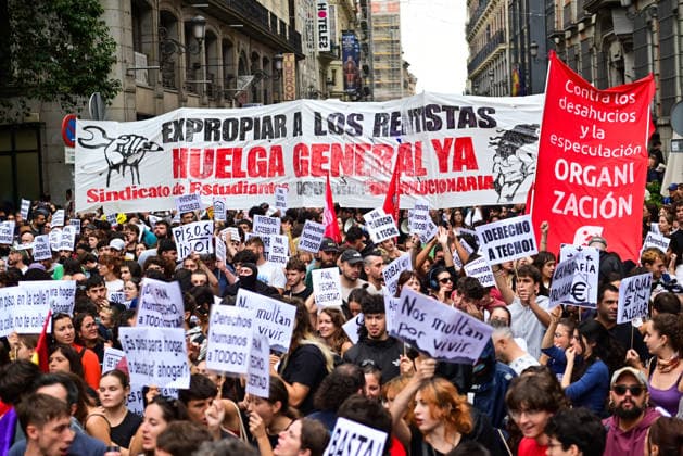 October 2, 2026, Madrid, Madrid, SPAIN: Tenants and housing activists gather outside the Congress of Deputies in Madrid during a demonstration called by the Sindicato de Inquilinas e Inquilinos de Madrid. The protest takes place on the Spanish Parliament votes on two Royal Decree-Laws on housing: one concerning measures to protect the social function of housing and increase affordable housing supply, and another aimed at strengthening the stability of habitual rental contracts. The demonstration was organized to pressure lawmakers during the vote. Junts had announced its opposition to the measures, while PP and Vox were also expected to vote against them. Madrid SPAIN - ZUMAz108 20261002_znp_z108_026 Copyright: xRichardxZubelzux