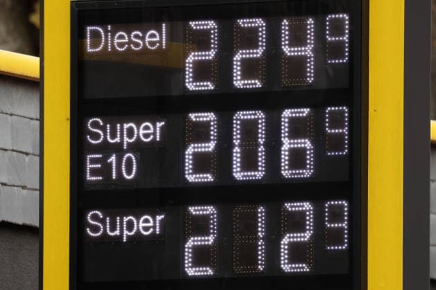 Wie ist die weitere Entwicklung der Spritpreise? Die Spritpreise sind weiterhin auf sehr hohem Niveau. Seit dem 01.10.2026 gilt der sogenannte Tankrabatt. Die Bundesregierung hat die Energiesteuer auf Benzin und Diesel bis Ende Dezember gesenkt. Die Ersparnis soll bei rund 17 Cent pro Liter liegen. CLASSIC Tankstelle in Mudersbach am Mittag vor der Preisumstellung. Der aktuelle Preis fuer (für) Diesel, Super E10 und Super liegt weiterhin ueber (über) 2 Euro. Diesel liegt bei 2,24 Euro, Super E10 bei 2,06 Euro und Super bei 2,12 Euro. Tankstelle, Spritpreise am 02.10.2026 in Siegen Deutschland.