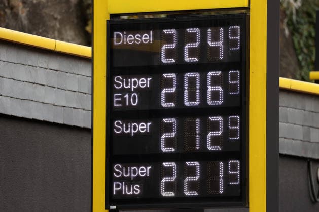 Wie ist die weitere Entwicklung der Spritpreise? Die Spritpreise sind weiterhin auf sehr hohem Niveau. Seit dem 01.10.2026 gilt der sogenannte Tankrabatt. Die Bundesregierung hat die Energiesteuer auf Benzin und Diesel bis Ende Dezember gesenkt. Die Ersparnis soll bei rund 17 Cent pro Liter liegen. CLASSIC Tankstelle in Mudersbach am Mittag vor der Preisumstellung. Der aktuelle Preis fuer (für) Diesel, Super E10 und Super liegt weiterhin ueber (über) 2 Euro. Diesel liegt bei 2,24 Euro, Super E10 bei 2,06 Euro und Super bei 2,12 Euro. Tankstelle, Spritpreise am 02.10.2026 in Siegen Deutschland.
