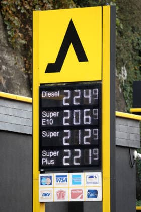 Wie ist die weitere Entwicklung der Spritpreise? Die Spritpreise sind weiterhin auf sehr hohem Niveau. Seit dem 01.10.2026 gilt der sogenannte Tankrabatt. Die Bundesregierung hat die Energiesteuer auf Benzin und Diesel bis Ende Dezember gesenkt. Die Ersparnis soll bei rund 17 Cent pro Liter liegen. CLASSIC Tankstelle in Mudersbach am Mittag vor der Preisumstellung. Der aktuelle Preis fuer (für) Diesel, Super E10 und Super liegt weiterhin ueber (über) 2 Euro. Diesel liegt bei 2,24 Euro, Super E10 bei 2,06 Euro und Super bei 2,12 Euro. Tankstelle, Spritpreise am 02.10.2026 in Siegen Deutschland.