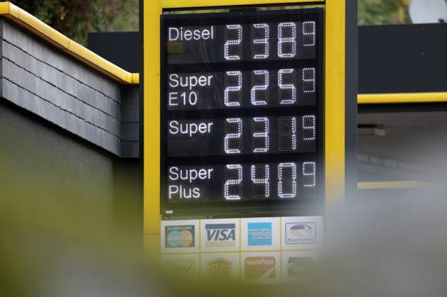 Wie ist die weitere Entwicklung der Spritpreise? Die Spritpreise sind weiterhin auf sehr hohem Niveau. Seit dem 01.10.2026 gilt der sogenannte Tankrabatt. Die Bundesregierung hat die Energiesteuer auf Benzin und Diesel bis Ende Dezember gesenkt. Die Ersparnis soll bei rund 17 Cent pro Liter liegen. CLASSIC Tankstelle in Mudersbach am Mittag nach der 12:00 Uhr Preisumstellung. Der aktuelle Preis fuer (für) Diesel, Super E10 und Super liegt weiterhin ueber (über) 2 Euro. Diesel liegt bei 2,38 Euro, Super E10 bei 2,25 Euro und Super bei 2,31 Euro. Tankstelle, Spritpreise am 02.10.2026 in Siegen Deutschland.