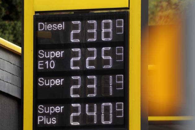 Wie ist die weitere Entwicklung der Spritpreise? Die Spritpreise sind weiterhin auf sehr hohem Niveau. Seit dem 01.10.2026 gilt der sogenannte Tankrabatt. Die Bundesregierung hat die Energiesteuer auf Benzin und Diesel bis Ende Dezember gesenkt. Die Ersparnis soll bei rund 17 Cent pro Liter liegen. CLASSIC Tankstelle in Mudersbach am Mittag nach der 12:00 Uhr Preisumstellung. Der aktuelle Preis fuer (für) Diesel, Super E10 und Super liegt weiterhin ueber (über) 2 Euro. Diesel liegt bei 2,38 Euro, Super E10 bei 2,25 Euro und Super bei 2,31 Euro. Tankstelle, Spritpreise am 02.10.2026 in Siegen Deutschland.