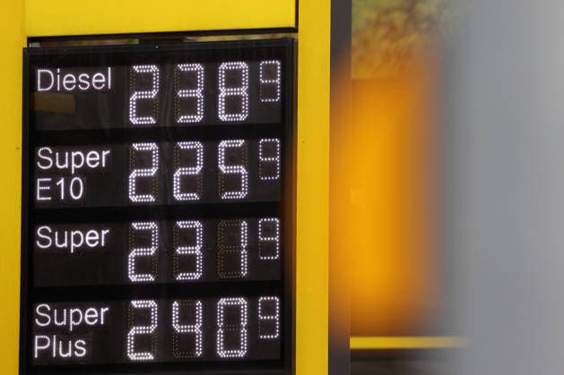 Wie ist die weitere Entwicklung der Spritpreise? Die Spritpreise sind weiterhin auf sehr hohem Niveau. Seit dem 01.10.2026 gilt der sogenannte Tankrabatt. Die Bundesregierung hat die Energiesteuer auf Benzin und Diesel bis Ende Dezember gesenkt. Die Ersparnis soll bei rund 17 Cent pro Liter liegen. CLASSIC Tankstelle in Mudersbach am Mittag nach der 12:00 Uhr Preisumstellung. Der aktuelle Preis fuer (für) Diesel, Super E10 und Super liegt weiterhin ueber (über) 2 Euro. Diesel liegt bei 2,38 Euro, Super E10 bei 2,25 Euro und Super bei 2,31 Euro. Tankstelle, Spritpreise am 02.10.2026 in Siegen Deutschland.