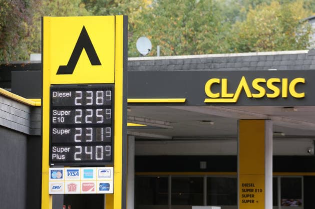 Wie ist die weitere Entwicklung der Spritpreise? Die Spritpreise sind weiterhin auf sehr hohem Niveau. Seit dem 01.10.2026 gilt der sogenannte Tankrabatt. Die Bundesregierung hat die Energiesteuer auf Benzin und Diesel bis Ende Dezember gesenkt. Die Ersparnis soll bei rund 17 Cent pro Liter liegen. CLASSIC Tankstelle in Mudersbach am Mittag nach der 12:00 Uhr Preisumstellung. Der aktuelle Preis fuer (für) Diesel, Super E10 und Super liegt weiterhin ueber (über) 2 Euro. Diesel liegt bei 2,38 Euro, Super E10 bei 2,25 Euro und Super bei 2,31 Euro. Tankstelle, Spritpreise am 02.10.2026 in Siegen Deutschland.