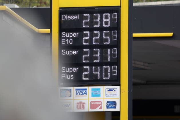 Wie ist die weitere Entwicklung der Spritpreise? Die Spritpreise sind weiterhin auf sehr hohem Niveau. Seit dem 01.10.2026 gilt der sogenannte Tankrabatt. Die Bundesregierung hat die Energiesteuer auf Benzin und Diesel bis Ende Dezember gesenkt. Die Ersparnis soll bei rund 17 Cent pro Liter liegen. CLASSIC Tankstelle in Mudersbach am Mittag nach der 12:00 Uhr Preisumstellung. Der aktuelle Preis fuer (für) Diesel, Super E10 und Super liegt weiterhin ueber (über) 2 Euro. Diesel liegt bei 2,38 Euro, Super E10 bei 2,25 Euro und Super bei 2,31 Euro. Tankstelle, Spritpreise am 02.10.2026 in Siegen Deutschland.