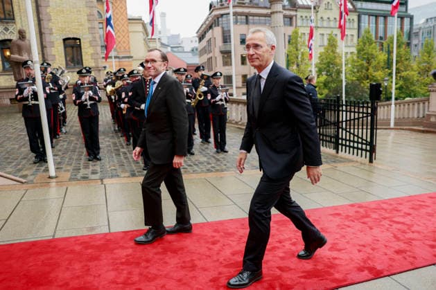 Hoytidelig apning av Stortinget Oslo 20261002. Utenriksminister Espen Barth Eide og finansminister Jens Stoltenberg pa vei inn til den hoytidelige apningen av det 171. storting. Foto: Jonas Been Henriksen NTB Oslo Norge zeXjBtdW-78 EDITORIAL USE ONLY Ref:_POLzeXjBtdW-78.jpg Copyright: xJonasxBeenxHenriksenx xNTBx