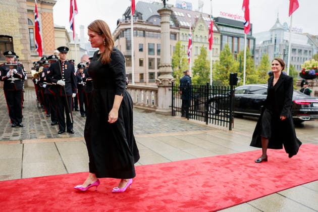 Hoytidelig apning av Stortinget Oslo 20261002. Naeringsminister Cecilie Myrseth (t.v.) pa vei inn til den hoytidelige apningen av det 171. storting. Foto: Jonas Been Henriksen NTB Oslo Norge 1foxTErvCjA EDITORIAL USE ONLY Ref:_POL1foxTErvCjA.jpg Copyright: xJonasxBeenxHenriksenx xNTBx
