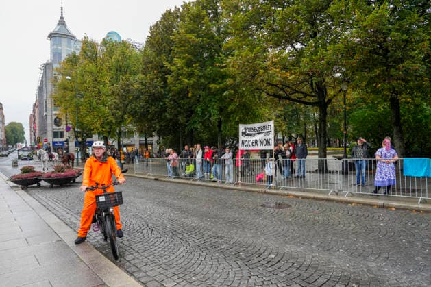 Hoytidelig apning av Stortinget Oslo 20261002. Aksjonsgruppen Dieselbrolet demonstrerer foran Stortinget for den hoytidelige apningen av det 171. storting. Foto: Heiko Junge NTB Oslo Norge NqU3jWEPMQg EDITORIAL USE ONLY Ref:_POLNqU3jWEPMQg.jpg Copyright: xHeikoxJungex xNTBx