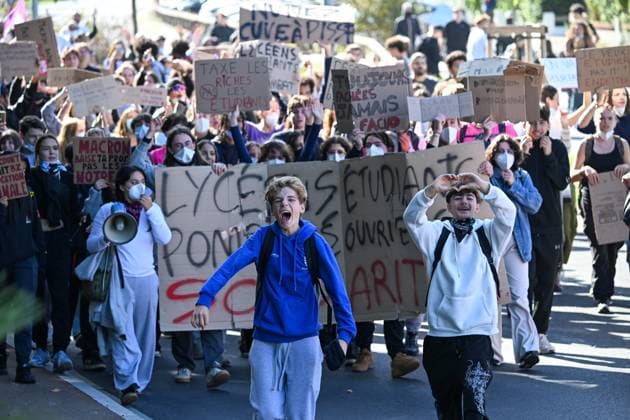 RECORD DATE NOT STATED HIGH SCHOOL STUDENT PROTEST PHOTOPQR SUD OUEST High school student protest in La Rochelle, October 2, 2026 PHOTO BY XAVIER LEOTY France Fires have broken out at several schools in France as students protest by blocking access to educational institutions nationwide over school funding and learning conditions France  Copyright: xPHOTOPQR SUDxOUEST MAXPPPxXAVIERxLEOTYx 20261002SDO1097 20261002SDO1097