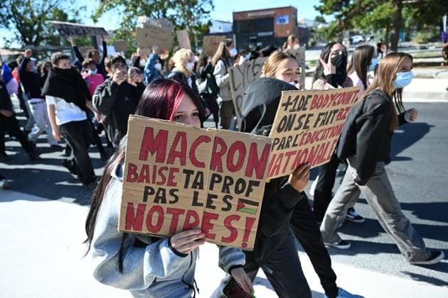 RECORD DATE NOT STATED HIGH SCHOOL STUDENT PROTEST PHOTOPQR SUD OUEST High school student protest in La Rochelle, October 2, 2026 PHOTO BY XAVIER LEOTY France Fires have broken out at several schools in France as students protest by blocking access to educational institutions nationwide over school funding and learning conditions. It reads: Macron, f*ck your teacher, not ours. France  Copyright: xPHOTOPQR SUDxOUEST MAXPPPxXAVIERxLEOTYx 20261002SDO1102 20261002SDO1102