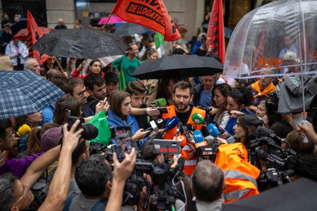 Renters Union Rally Outside Junts Headquarters in Barcelona Protesters during a rally outside Junts headquarters on October 2, 2026, in Barcelona, Catalonia, Spain. The rally was organized by the Tenants’ Union to put pressure on the Catalan political party during the vote on the two housing decrees proposed by the government, which were being voted on at that very moment in the Congress of Deputies. OCTOBER 2, 2026 Lorena Sopê Spain  Copyright: xLorenaxSopÃªnax 7814879
