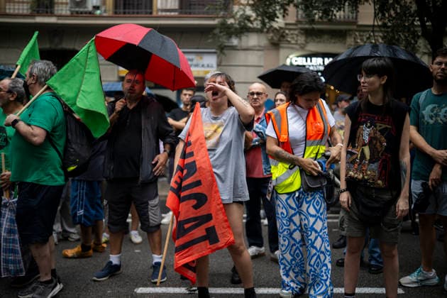 Renters Union Rally Outside Junts Headquarters in Barcelona Protesters during a rally outside Junts headquarters on October 2, 2026, in Barcelona, Catalonia, Spain. The rally was organized by the Tenants’ Union to put pressure on the Catalan political party during the vote on the two housing decrees proposed by the government, which were being voted on at that very moment in the Congress of Deputies. OCTOBER 2, 2026 Lorena Sopê Spain  Copyright: xLorenaxSopÃªnax 7814882