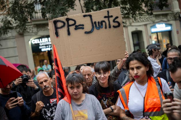 Renters Union Rally Outside Junts Headquarters in Barcelona Protesters during a rally outside Junts headquarters on October 2, 2026, in Barcelona, Catalonia, Spain. The rally was organized by the Tenants’ Union to put pressure on the Catalan political party during the vote on the two housing decrees proposed by the government, which were being voted on at that very moment in the Congress of Deputies. OCTOBER 2, 2026 Lorena Sopê Spain  Copyright: xLorenaxSopÃªnax 7814885