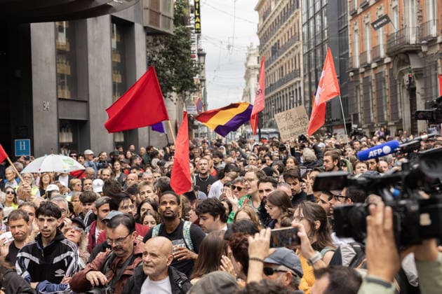 October 2, 2026, Madrid, Madrid, SPAIN: Thousands of people from Madrid gather in front of the Congress of Deputies while the decrees on the protection of the right to housing and against real estate speculation are debated. The right-wing parties (PP, VOX, JUNTS) promise to overthrow the initiatives that were negotiated with the Tenants Union that maintains a camp of 1,200 stores in Puerta del Sol. Madrid SPAIN  - ZUMAl221 20261002_zip_l221_009 Copyright: xIgnacioxLopezxIsasmendix