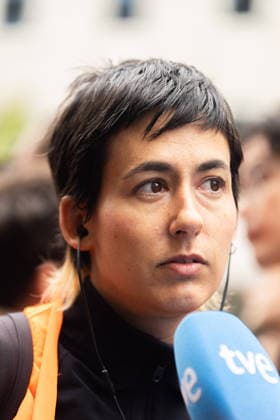 October 2, 2026, Madrid, Madrid, SPAIN: The spokeswoman for the Tenants Union, ALICIA DEL RIO, on the outskirts of the Congress of Deputies while the session is being held to approve or reject the Maricarmen decrees that intervene in the housing market. The Union maintains a camp with more than 1,200 stores in Puerta del Sol after an investment fund evicted the 87-year-old woman to put the apartment she paid for 70 years for tourist rental. Madrid SPAIN  - ZUMAl221 20261002_zip_l221_019 Copyright: xIgnacioxLopezxIsasmendix