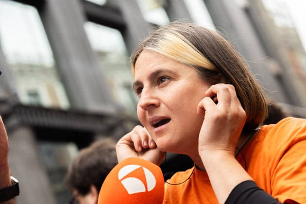 October 2, 2026, Madrid, Madrid, SPAIN: The spokeswoman for the Tenants Union, VALERIA RACU, on the outskirts of the Congress of Deputies while the session is being held to approve or reject the Maricarmen decrees that intervene in the housing market. The Union maintains a camp with more than 1,200 stores in Puerta del Sol after an investment fund evicted the 87-year-old woman to put the apartment she paid for 70 years for tourist rental. Madrid SPAIN - ZUMAl221 20261002_zip_l221_023 Copyright: xIgnacioxLopezxIsasmendix