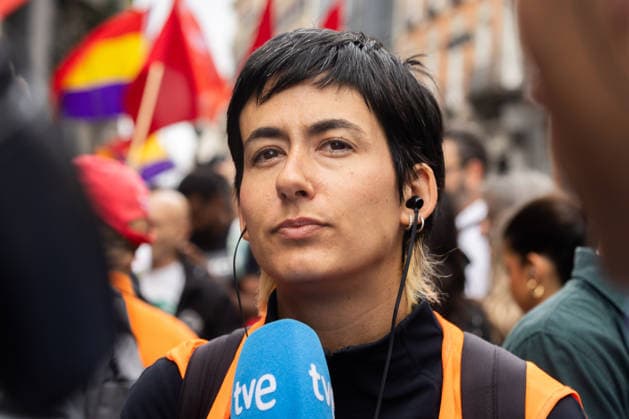 October 2, 2026, Madrid, Madrid, SPAIN: The spokeswoman for the Tenants Union, ALICIA DEL RIO, on the outskirts of the Congress of Deputies while the session is being held to approve or reject the Maricarmen decrees that intervene in the housing market. The Union maintains a camp with more than 1,200 stores in Puerta del Sol after an investment fund evicted the 87-year-old woman to put the apartment she paid for 70 years for tourist rental. Madrid SPAIN - ZUMAl221 20261002_zip_l221_013 Copyright: xIgnacioxLopezxIsasmendix