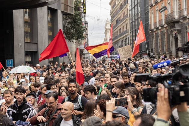 October 2, 2026, Madrid, Madrid, SPAIN: Thousands of people from Madrid gather in front of the Congress of Deputies while the decrees on the protection of the right to housing and against real estate speculation are debated. The right-wing parties (PP, VOX, JUNTS) promise to overthrow the initiatives that were negotiated with the Tenants Union that maintains a camp of 1,200 stores in Puerta del Sol. Madrid SPAIN - ZUMAl221 20261002_zip_l221_012 Copyright: xIgnacioxLopezxIsasmendix