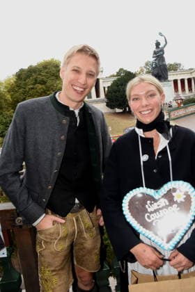 Dominik Krause Oberbürgermeister Daria Aigner Augustiner Festzelt Bedienung Wiesn Courage Preisträgerin 2026 München 02.10.2026 Theresienwiesn Oktoberfest Käferschänke Condrobs Wiesn Courage Preis 2026 Verleihung Foto Muenchen