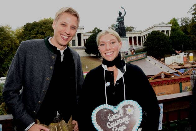 Dominik Krause Oberbürgermeister Daria Aigner Augustiner Festzelt Bedienung Wiesn Courage Preisträgerin 2026 . München 02.10.2026 Theresienwiesn Oktoberfest Käferschänke Condrobs Wiesn Courage Preis 2026 Verleihung Foto Muenchen