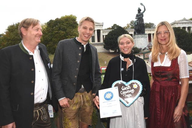 Frederik Kronthaler Vorstand Condrobs Dominik Krause Oberbürgermeister Daria Aigner Augustiner Festzelt Bedienung Wiesn Courage Preisträgerin 2026 Katrin Bahr Condrobs GF. München 02.10.2026 Theresienwiesn Oktoberfest Käferschänke Condrobs Wiesn Courage Preis 2026 Verleihung Foto Muenchen