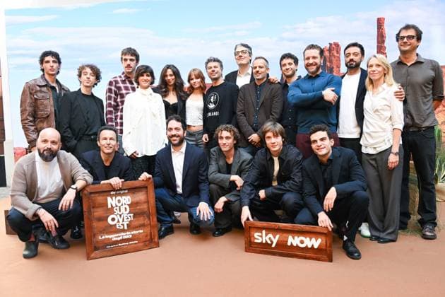 IPA89216143 - Milan, North, South, West, East: The Legendary Story of the 883, Season 2 Pictured: The cast with the directors  Copyright: xManuelexMangiarotti ipa-agency.netx xManuelexMangiarottix IPA89216143