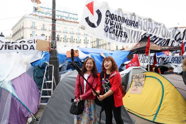 The protest camp in Sol continues while Congress votes on the two housing decrees XXXXX during the housing protest camp at Puerta del Sol on October 2, 2026, in Madrid, Spain. Dozens of tents remain set up in Puerta del Sol to demand measures that protect the right to housing. Today, Congress is voting on the two housing decrees that the government published this week, although neither will pass due to Junts’ refusal. OCTOBER 2, 2026 Marta FernSpain  Copyright: xMartaxFernandezx 7815131