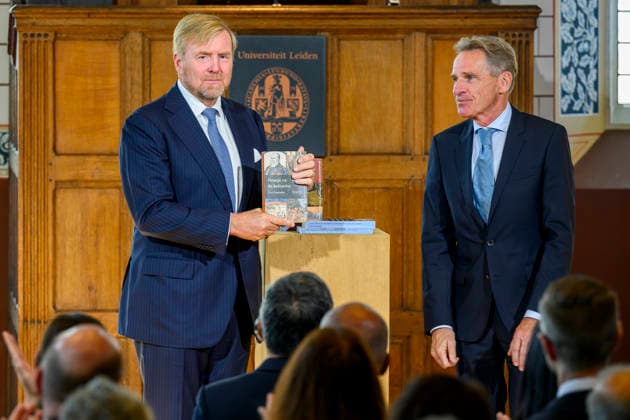 02-10-2026 Leiden King Willem-Alexander with prof. dr. Gert Oostindie received the findings of the independent study into the role of the House of Orange-Nassau in the Netherlands colonial history at the Academy Building of Leiden University. Â  Copyright: xPPEx