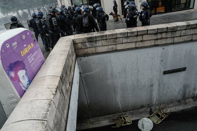 Students clash with police during high-school mobilization in Nancy NANCY, FRANCE - OCTOBER 2: Students gather around several schools and clash with police forces as a nationwide high-school mobilization continues over school conditions and demands for greater education resources in Nancy, France on October 2, 2026. Police deploy security units around several locations as demonstrations and blockades continue. Muhammed Said Tako Anadolu Nancy France. Editorial use only. Please get in touch for any other usage.  Copyright: x2026xAnadoluxMuhammedxSaidxTakox