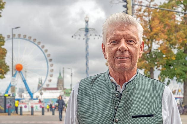 Der Münchner Altoberbürgermeister Dieter Reiter vor Riesenrad und BayernTower, Oktoberfest, Freitagmittag, München, 2. Oktober 2026 Deutschland, München, 2. Oktober 2026, der Münchner Altoberbürgermeister Dieter Reiter am Südeingang zur Wiesn, vor Riesenrad und BayernTower, Freitagmittag um 13 Uhr, Dieter Reiter war im März als Oberbürgermeister abgewählt worden, Bayern