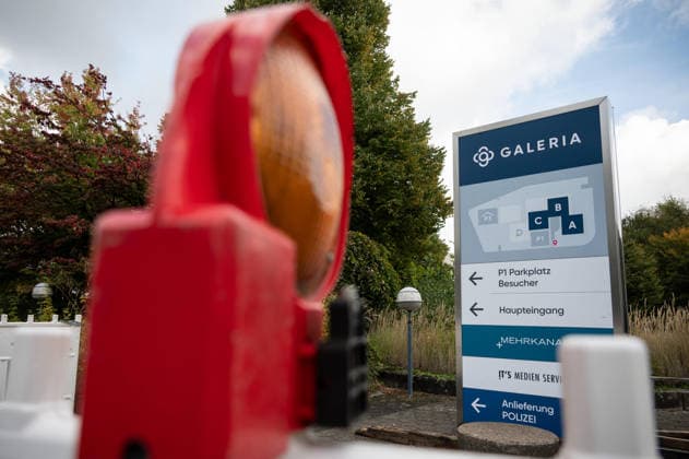 Die Kaufhauskette GALERIA hat zum vierten Mal einen Insolvenzantrag gestellt, Feature, Randmotiv, Symbolfoto, Baustellen-Absperrgitter, Signallampen, an der ehemaligen Galeria-Konzernzentrale in Essen, 02.10.2026