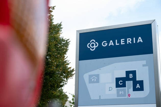 Die Kaufhauskette GALERIA hat zum vierten Mal einen Insolvenzantrag gestellt, Feature, Randmotiv, Symbolfoto, Baustellen-Absperrgitter, Signallampen, an der ehemaligen Galeria-Konzernzentrale in Essen, 02.10.2026