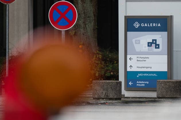 Die Kaufhauskette GALERIA hat zum vierten Mal einen Insolvenzantrag gestellt, Feature, Randmotiv, Symbolfoto, Baustellen-Absperrgitter, Signallampen, an der ehemaligen Galeria-Konzernzentrale in Essen, 02.10.2026