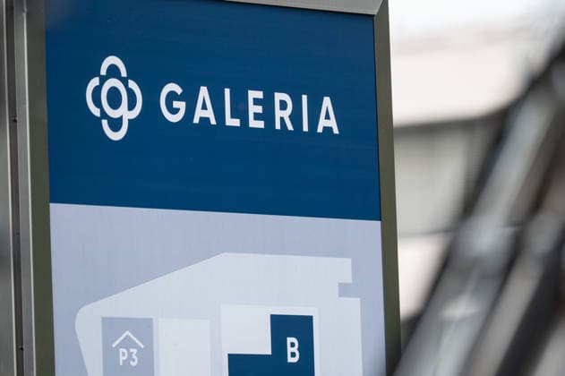 Die Kaufhauskette GALERIA hat zum vierten Mal einen Insolvenzantrag gestellt, Feature, Randmotiv, Symbolfoto, Baustellen-Absperrgitter, Signallampen, an der ehemaligen Galeria-Konzernzentrale in Essen, 02.10.2026