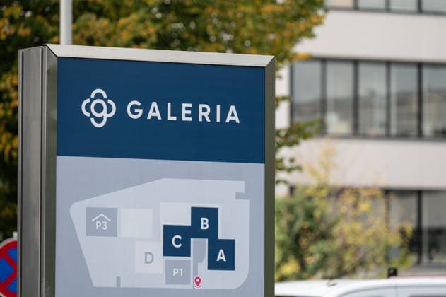 Die Kaufhauskette GALERIA hat zum vierten Mal einen Insolvenzantrag gestellt, Feature, Randmotiv, Symbolfoto, Baustellen-Absperrgitter, Signallampen, an der ehemaligen Galeria-Konzernzentrale in Essen, 02.10.2026