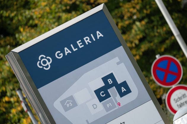 Die Kaufhauskette GALERIA hat zum vierten Mal einen Insolvenzantrag gestellt, Feature, Randmotiv, Symbolfoto, Baustellen-Absperrgitter, Signallampen, an der ehemaligen Galeria-Konzernzentrale in Essen, 02.10.2026