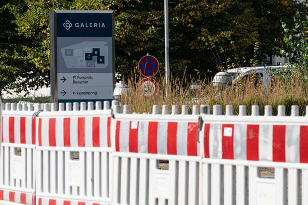 Die Kaufhauskette GALERIA hat zum vierten Mal einen Insolvenzantrag gestellt, Feature, Randmotiv, Symbolfoto, Baustellen-Absperrgitter, Signallampen, an der ehemaligen Galeria-Konzernzentrale in Essen, 02.10.2026