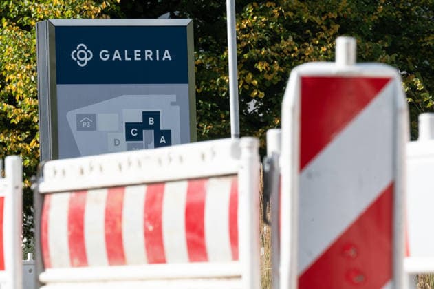 Die Kaufhauskette GALERIA hat zum vierten Mal einen Insolvenzantrag gestellt, Feature, Randmotiv, Symbolfoto, Baustellen-Absperrgitter, Signallampen, an der ehemaligen Galeria-Konzernzentrale in Essen, 02.10.2026