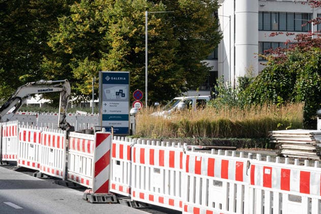 Die Kaufhauskette GALERIA hat zum vierten Mal einen Insolvenzantrag gestellt, Feature, Randmotiv, Symbolfoto, Baustellen-Absperrgitter, Signallampen, an der ehemaligen Galeria-Konzernzentrale in Essen, 02.10.2026