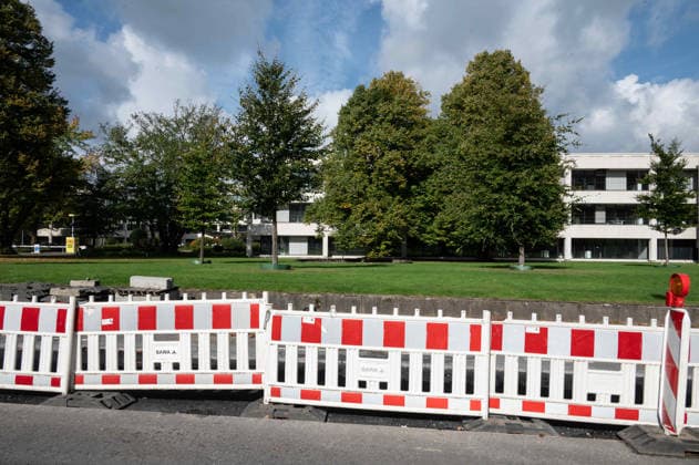 Die Kaufhauskette GALERIA hat zum vierten Mal einen Insolvenzantrag gestellt, Feature, Randmotiv, Symbolfoto, Baustellen-Absperrgitter, Signallampen, an der ehemaligen Galeria-Konzernzentrale in Essen, 02.10.2026