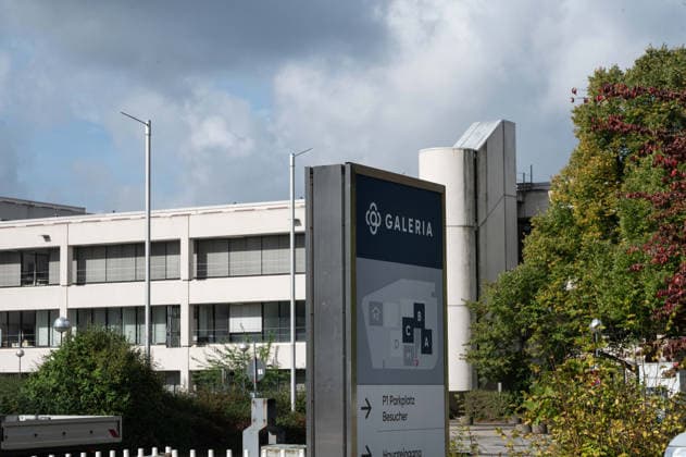 Die Kaufhauskette GALERIA hat zum vierten Mal einen Insolvenzantrag gestellt, Feature, Randmotiv, Symbolfoto, Baustellen-Absperrgitter, Signallampen, an der ehemaligen Galeria-Konzernzentrale in Essen, 02.10.2026