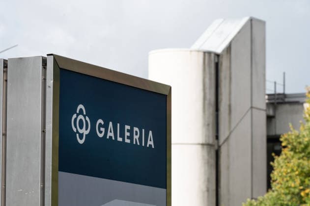 Die Kaufhauskette GALERIA hat zum vierten Mal einen Insolvenzantrag gestellt, Feature, Randmotiv, Symbolfoto, Baustellen-Absperrgitter, Signallampen, an der ehemaligen Galeria-Konzernzentrale in Essen, 02.10.2026