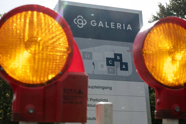 Die Kaufhauskette GALERIA hat zum vierten Mal einen Insolvenzantrag gestellt, Feature, Randmotiv, Symbolfoto, Baustellen-Absperrgitter, Signallampen, an der ehemaligen Galeria-Konzernzentrale in Essen, 02.10.2026