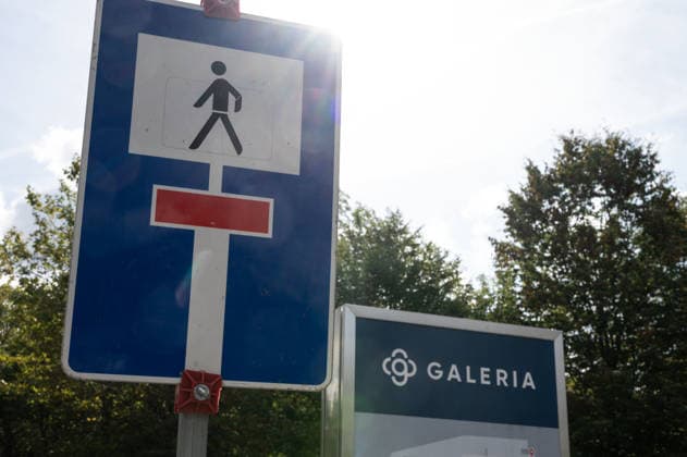 Die Kaufhauskette GALERIA hat zum vierten Mal einen Insolvenzantrag gestellt, Feature, Randmotiv, Symbolfoto, Baustellen-Absperrgitter, Signallampen, an der ehemaligen Galeria-Konzernzentrale in Essen, 02.10.2026