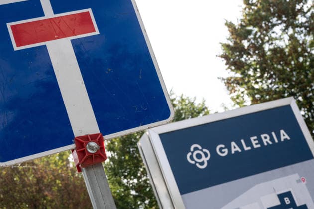 Die Kaufhauskette GALERIA hat zum vierten Mal einen Insolvenzantrag gestellt, Feature, Randmotiv, Symbolfoto, Baustellen-Absperrgitter, Signallampen, an der ehemaligen Galeria-Konzernzentrale in Essen, 02.10.2026